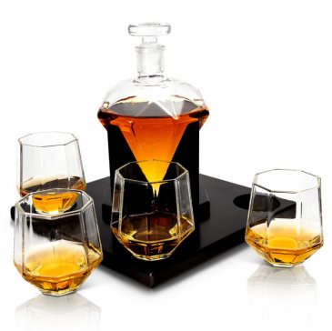 Diamond Whiskey Decanter, including 4 glasses and a wooden tray, 0.75 litre